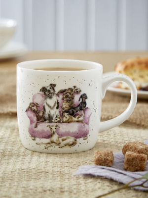 Wrendale Designs Mok – Movie Night met ondeugende pups