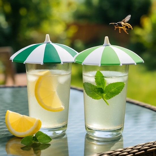 Homiez glasparasols als gekleurde afdekking op drinkglazen ter bescherming tegen wespen.